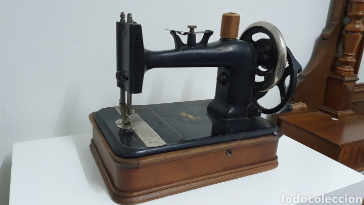 Antig&uuml;edades: M&aacute;quina de coser S XIX. - Foto 2