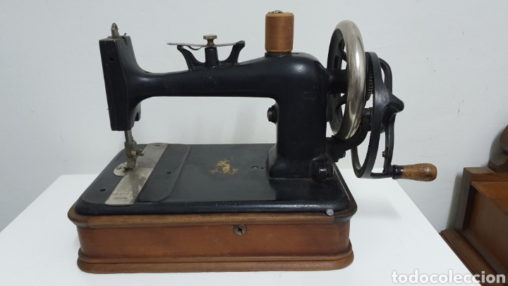 Antig&uuml;edades: M&aacute;quina de coser S XIX. - Foto 1