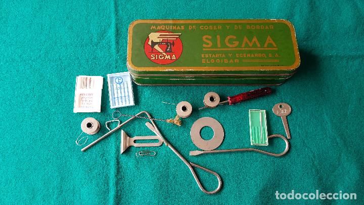 Antig&uuml;edades: CAJA METAL MAQUINAS DE COSER SIGMA CON COMPLEMENTOS - Foto 1