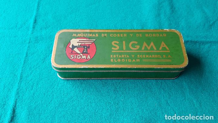Antig&uuml;edades: CAJA METAL MAQUINAS DE COSER SIGMA CON COMPLEMENTOS - Foto 2