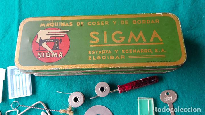 Antig&uuml;edades: CAJA METAL MAQUINAS DE COSER SIGMA CON COMPLEMENTOS - Foto 6