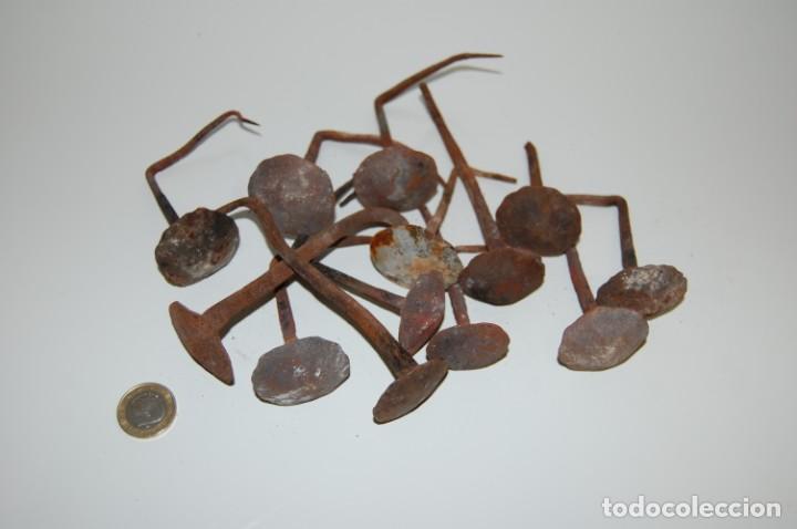 Antig&uuml;edades: CLAVOS DE FORJA - Foto 1