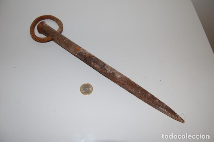 Antig&uuml;edades: ARGOLLA O BELORTA Y CLAVO - Foto 1