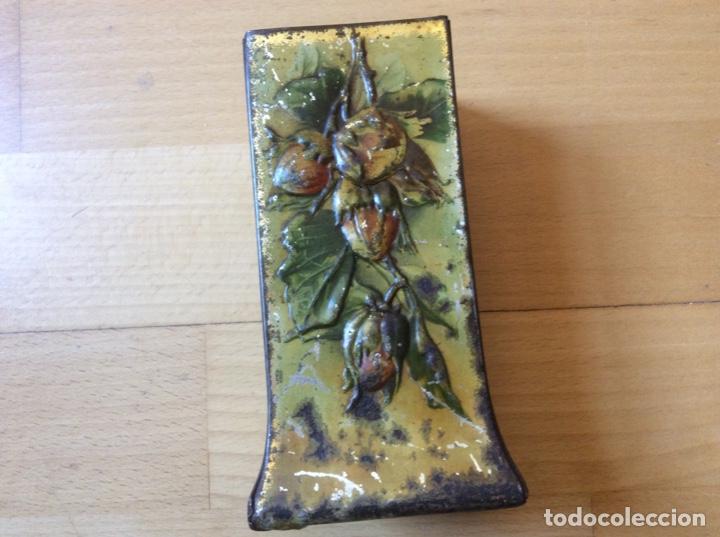 Antig&uuml;edades: Bote de hojalata policromado en relieve. - Foto 1