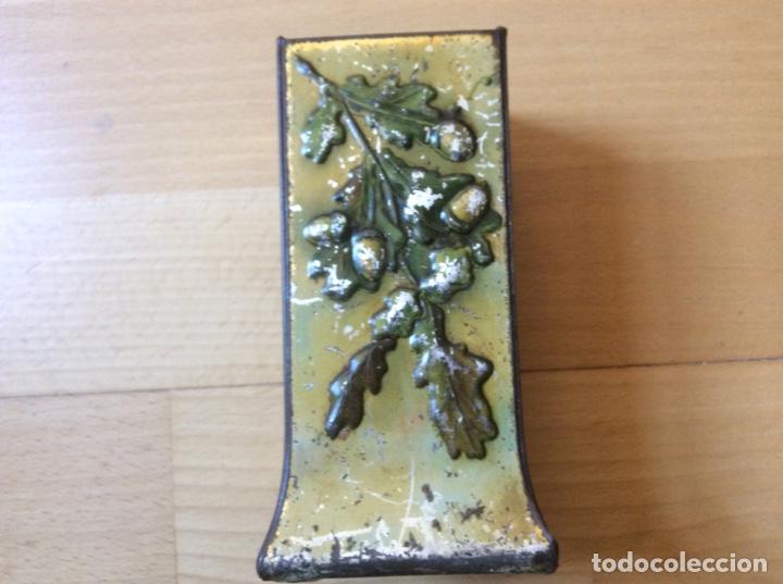 Antig&uuml;edades: Bote de hojalata policromado en relieve. - Foto 2