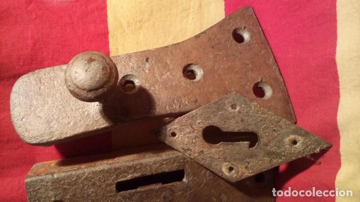 Antig&uuml;edades: CERRADURA FORJA + LLAVE . - Foto 2