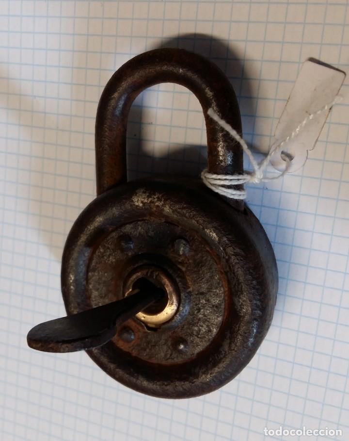 Antig&uuml;edades: Antiguo candado con llave, funciona correctamente - Foto 1