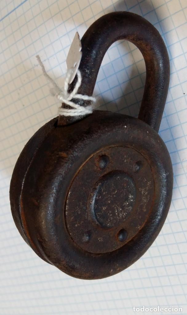 Antig&uuml;edades: Antiguo candado con llave, funciona correctamente - Foto 2