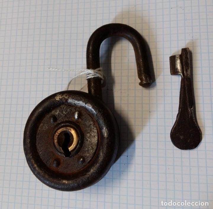 Antig&uuml;edades: Antiguo candado con llave, funciona correctamente - Foto 3