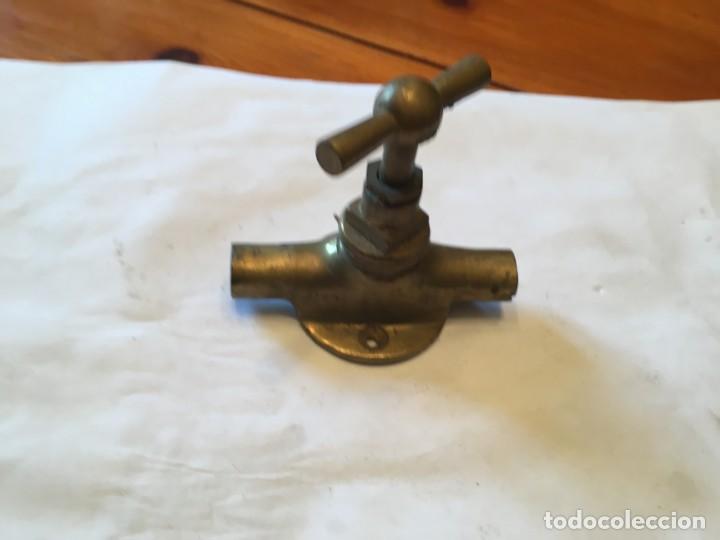 Antig&uuml;edades: grifo antiguo,de paso, de bronce - Foto 2
