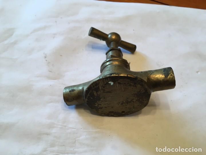Antig&uuml;edades: grifo antiguo,de paso, de bronce - Foto 3