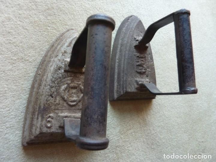 Antig&uuml;edades: PAREJA DE PLANCHAS DE HIERRO - Foto 4