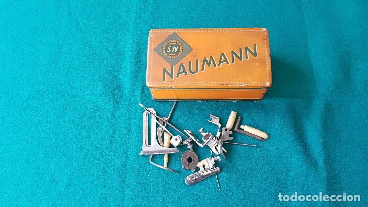 Antig&uuml;edades: CAJA METAL DE MAQUINAS DE COSER NAUMANN CON COMPLEMENTOS - Foto 1