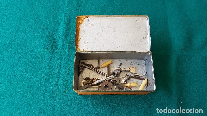 Antig&uuml;edades: CAJA METAL DE MAQUINAS DE COSER NAUMANN CON COMPLEMENTOS - Foto 2