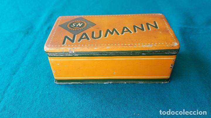 Antig&uuml;edades: CAJA METAL DE MAQUINAS DE COSER NAUMANN CON COMPLEMENTOS - Foto 3