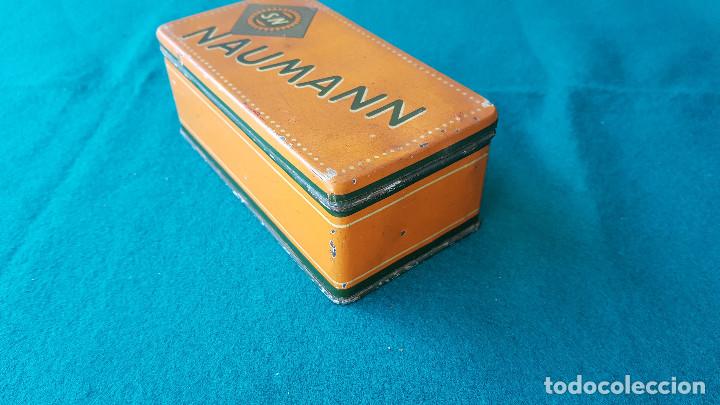 Antig&uuml;edades: CAJA METAL DE MAQUINAS DE COSER NAUMANN CON COMPLEMENTOS - Foto 4
