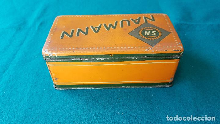 Antig&uuml;edades: CAJA METAL DE MAQUINAS DE COSER NAUMANN CON COMPLEMENTOS - Foto 5