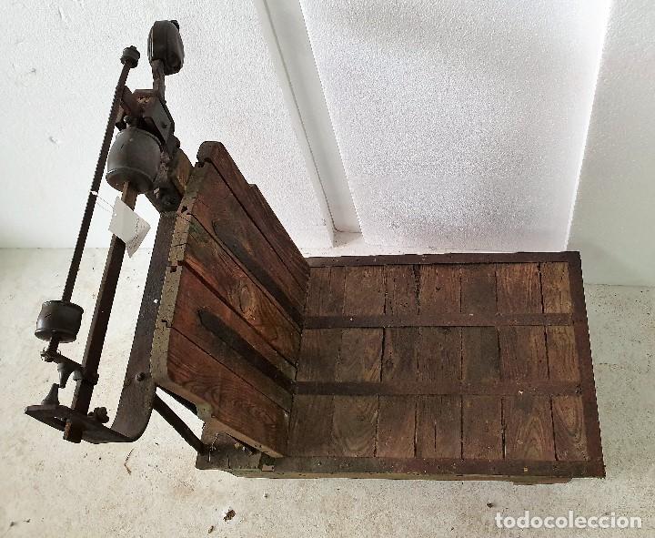 Antig&uuml;edades: ANTIGUA BASCULA DE MADERA - Foto 2