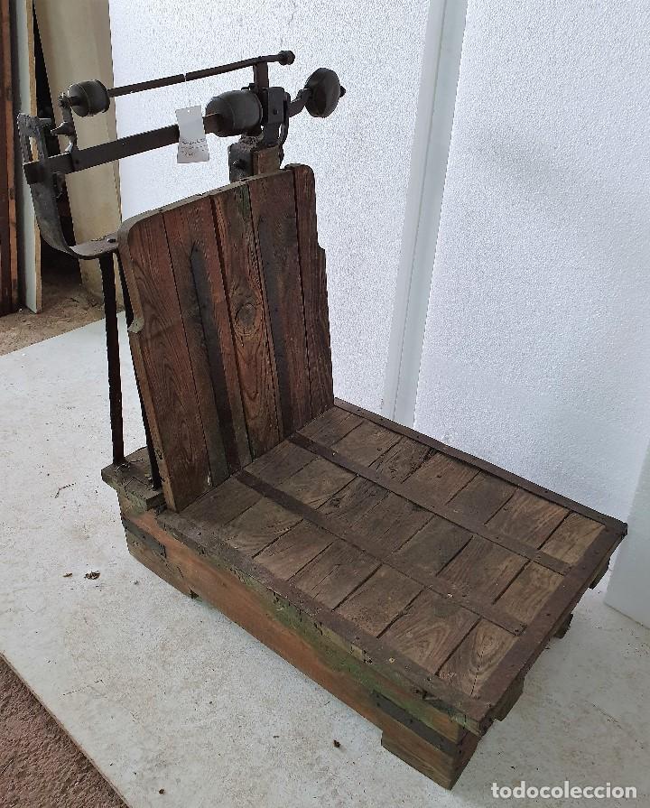 Antig&uuml;edades: ANTIGUA BASCULA DE MADERA - Foto 3