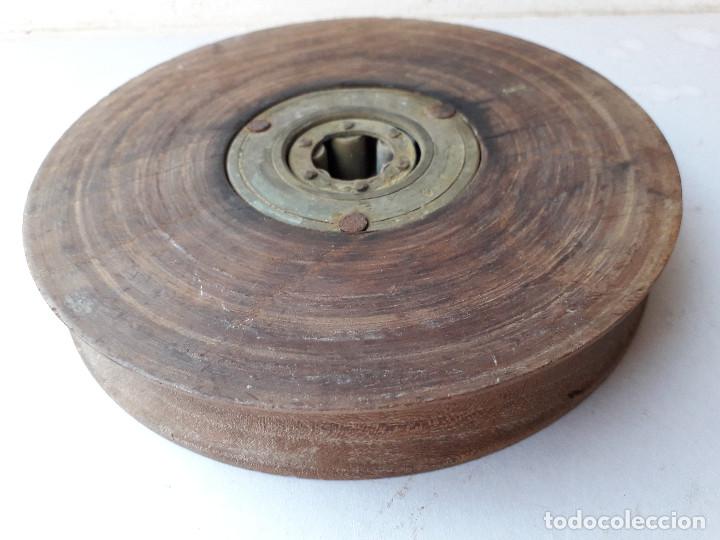 Antig&uuml;edades: polea de madera y laton, 17x2,8cm aprox, eje 2cm aprox, 778g - Foto 1