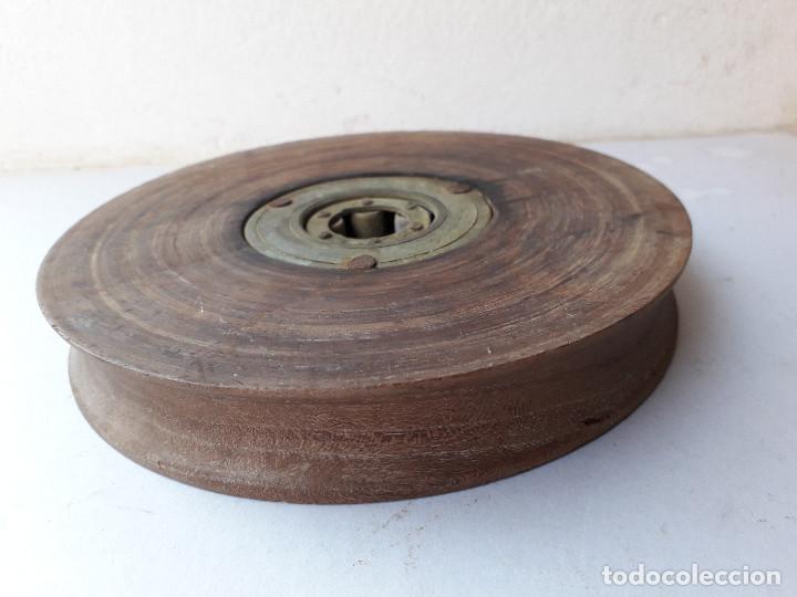 Antig&uuml;edades: polea de madera y laton, 17x2,8cm aprox, eje 2cm aprox, 778g - Foto 2