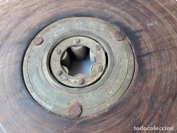 Antig&uuml;edades: polea de madera y laton, 17x2,8cm aprox, eje 2cm aprox, 778g - Foto 3
