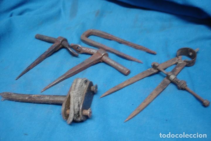 Antig&uuml;edades: ANTIGUOS HERRAJES + COMP&Aacute;S DE CHAPISTA - Foto 1
