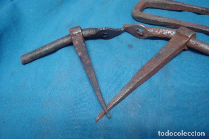 Antig&uuml;edades: ANTIGUOS HERRAJES + COMP&Aacute;S DE CHAPISTA - Foto 2