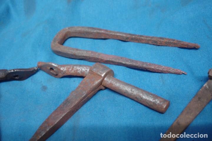 Antig&uuml;edades: ANTIGUOS HERRAJES + COMP&Aacute;S DE CHAPISTA - Foto 3