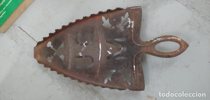 Antigüedades: Antigua plancha de hierro con base - Foto 2 - 195084177