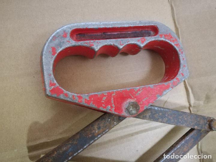 Antig&uuml;edades: REMACHADORA EXTENSIBLE FUELLE DE ALUMINIO Y HIERRO (FUNCIONANDO) - Foto 3