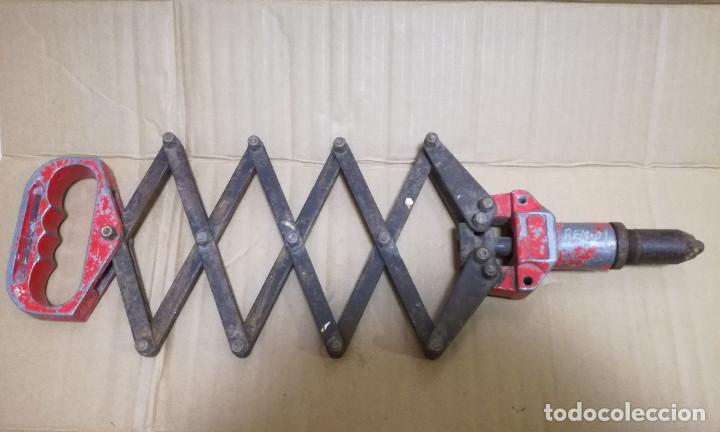 Antig&uuml;edades: REMACHADORA EXTENSIBLE FUELLE DE ALUMINIO Y HIERRO (FUNCIONANDO) - Foto 4