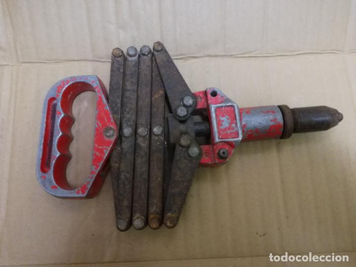 Antig&uuml;edades: REMACHADORA EXTENSIBLE FUELLE DE ALUMINIO Y HIERRO (FUNCIONANDO) - Foto 9
