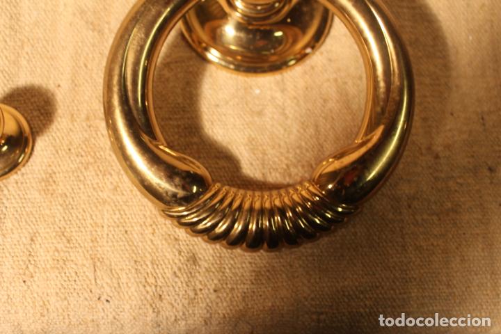 Antig&uuml;edades: tirador picaporte aldaba de bronce - Foto 2