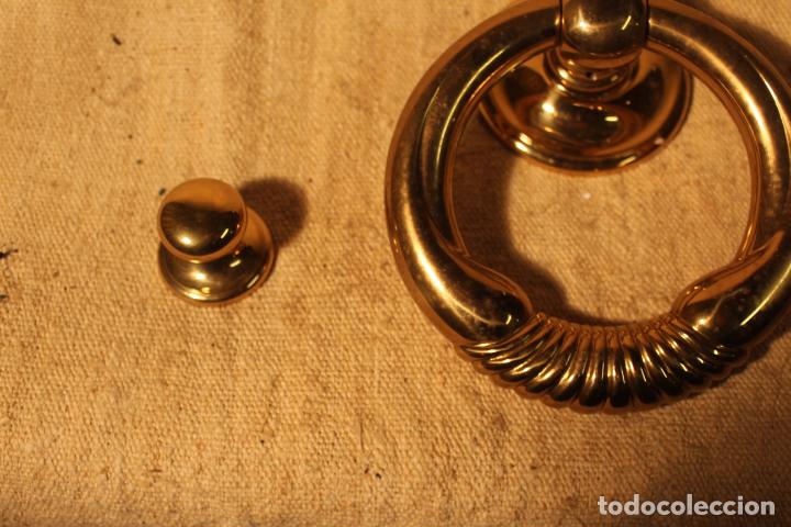 Antig&uuml;edades: tirador picaporte aldaba de bronce - Foto 3
