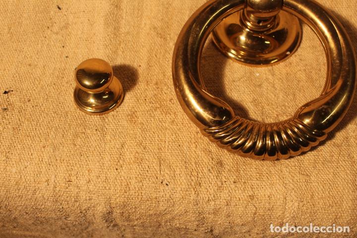 Antig&uuml;edades: tirador picaporte aldaba de bronce - Foto 5