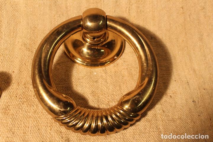 Antig&uuml;edades: tirador picaporte aldaba de bronce - Foto 6