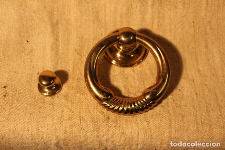 Antig&uuml;edades: tirador picaporte aldaba de bronce - Foto 1