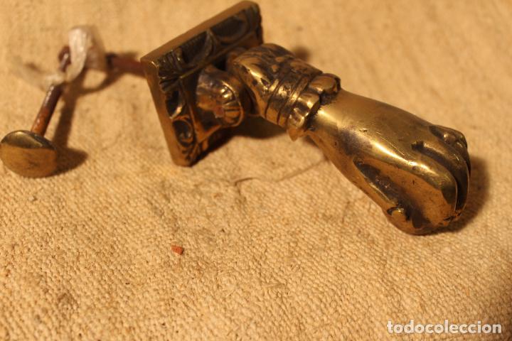 Antig&uuml;edades: tirador picaporte aldaba de bronce mano - Foto 2