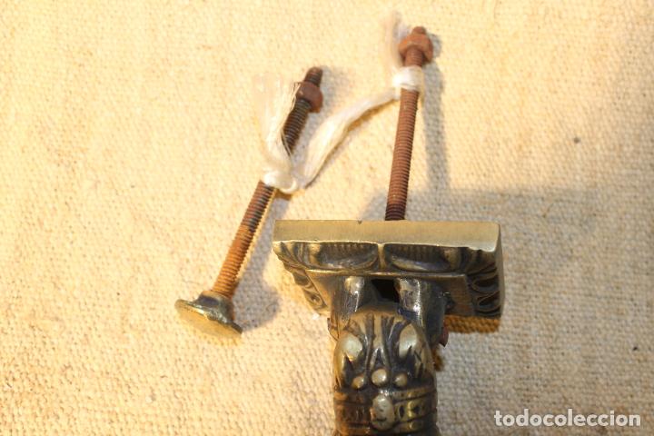 Antig&uuml;edades: tirador picaporte aldaba de bronce mano - Foto 3