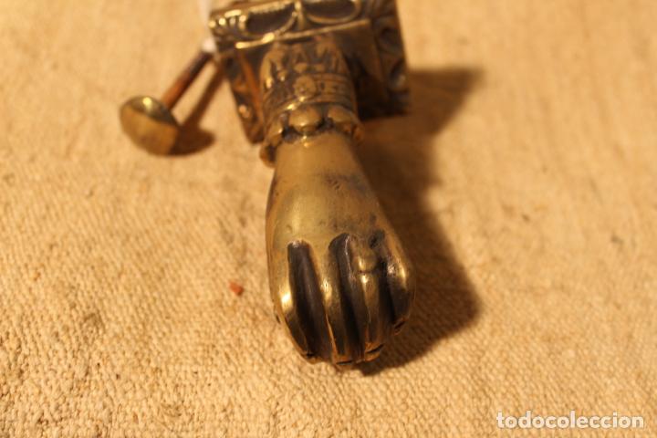 Antig&uuml;edades: tirador picaporte aldaba de bronce mano - Foto 4