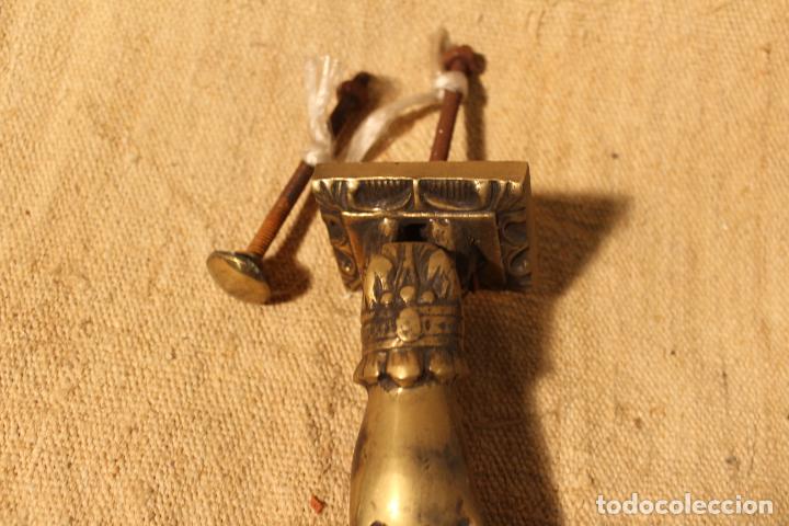 Antig&uuml;edades: tirador picaporte aldaba de bronce mano - Foto 5