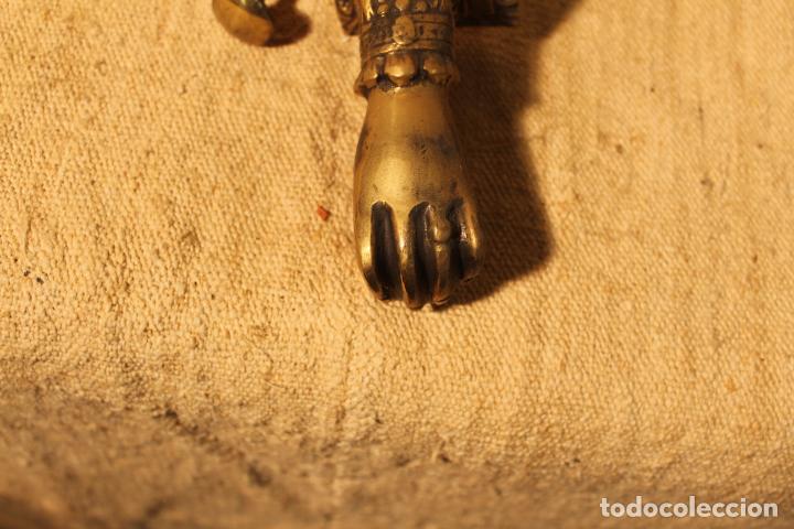 Antig&uuml;edades: tirador picaporte aldaba de bronce mano - Foto 6