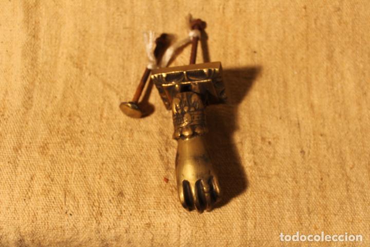 Antig&uuml;edades: tirador picaporte aldaba de bronce mano - Foto 7