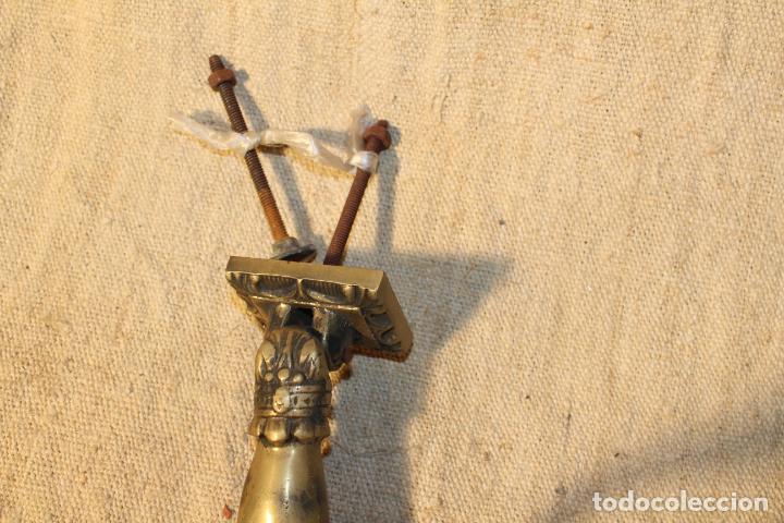 Antig&uuml;edades: tirador picaporte aldaba de bronce mano - Foto 8