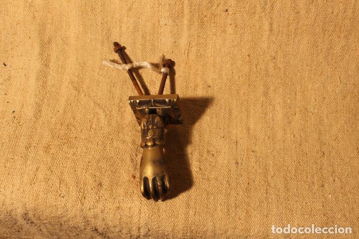 Antig&uuml;edades: tirador picaporte aldaba de bronce mano - Foto 1