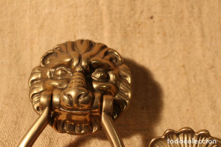Antig&uuml;edades: tirador picaporte aldaba de bronce leon - Foto 6