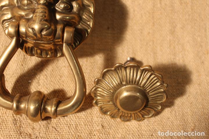 Antig&uuml;edades: tirador picaporte aldaba de bronce leon - Foto 7
