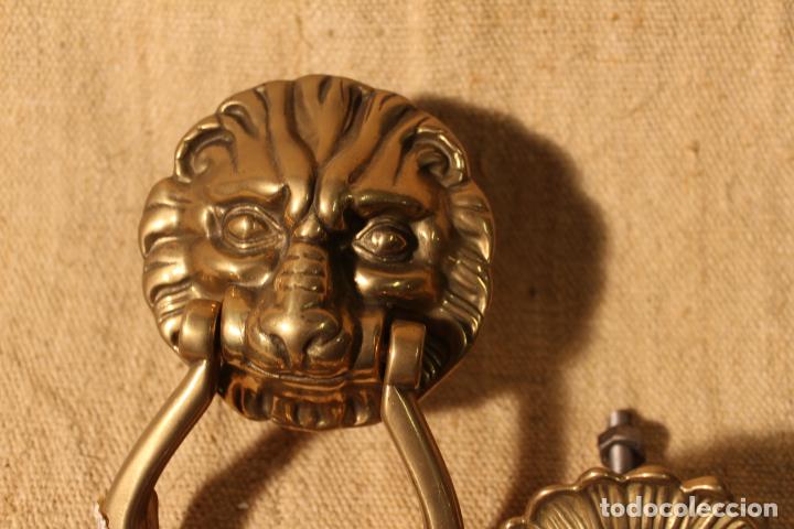 Antig&uuml;edades: tirador picaporte aldaba de bronce leon - Foto 8