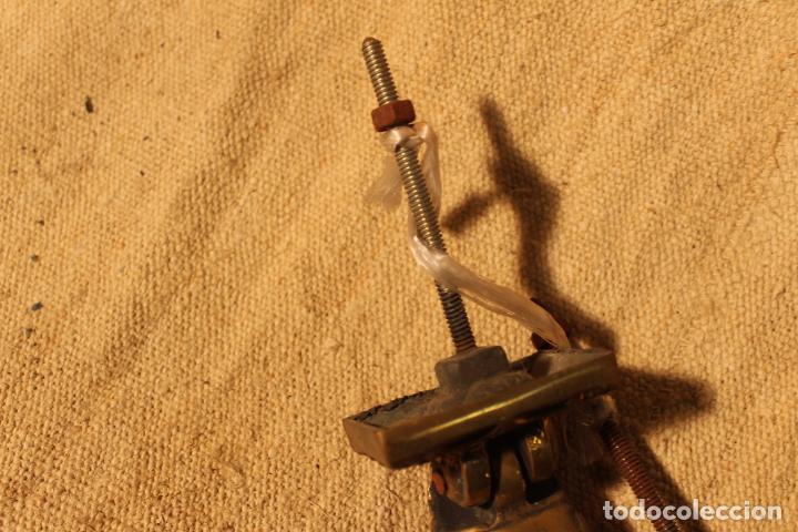 Antig&uuml;edades: tirador picaporte aldaba de bronce mano - Foto 2